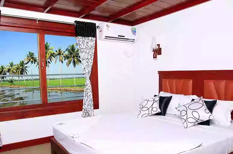Kerala Deluxe 8 bedroom Houseboats